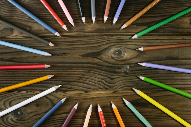Lápis multicoloridos, deitado sobre uma mesa