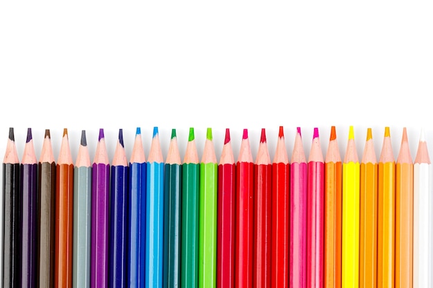 Lápis multicoloridos macro em um fundo branco