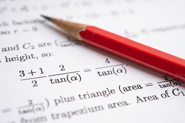 Lápis no papel de teste de exercício de fórmula matemática na escola de educação.