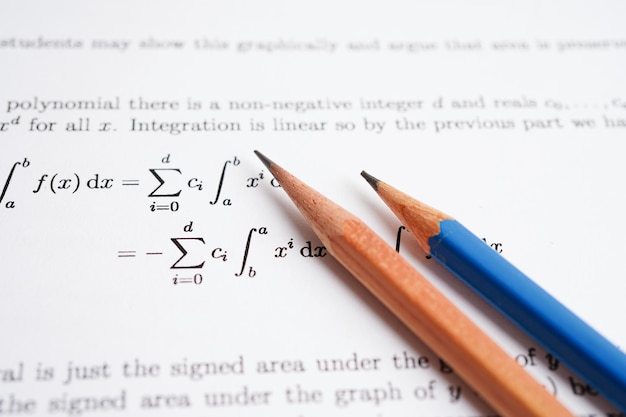 Foto lápis no papel de teste de exercício de fórmula matemática na escola de educação