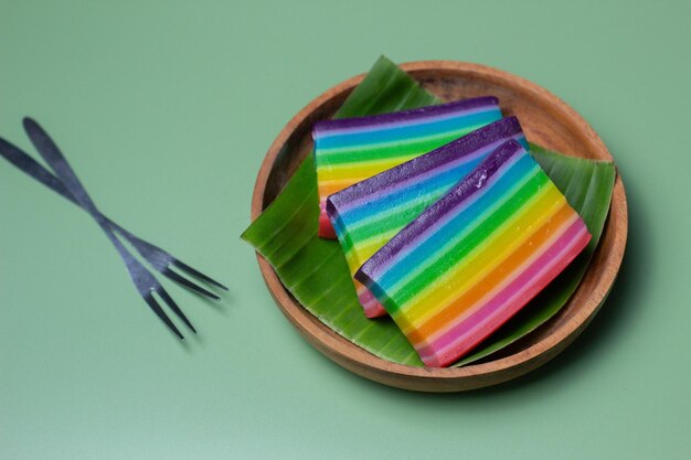 Lapis Pelangi Cake es una comida tradicional de Indonesia hecha con harina de arroz