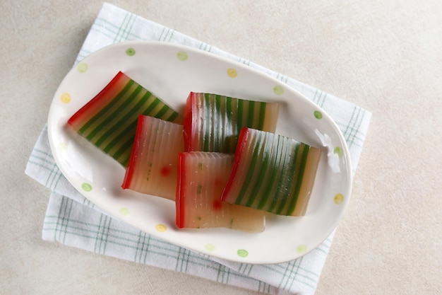 Lapis Sagu oder Kue Pepe ist ein traditionelles indonesisches Dessert und Straßenessen aus Reismehl