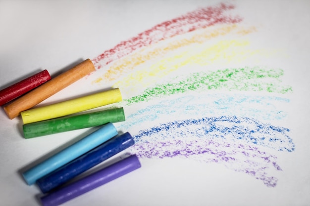 Lápis ultracolorido para desenhar isolados em um fundo branco
