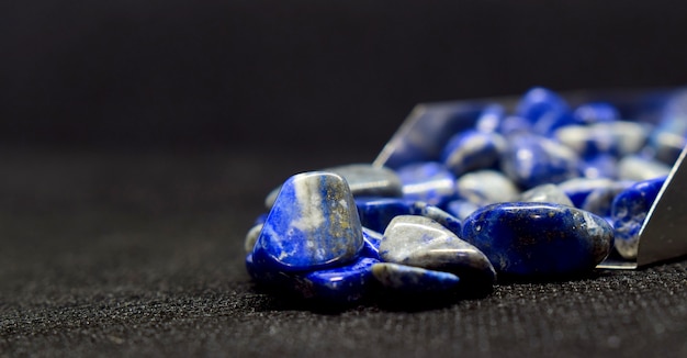 Lapislazuli ist ein wunderschöner blauer Edelstein