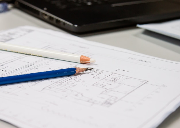 Foto lápiz colocado en papel de datos de construcción en concepto de su presentación, enfoque suave.