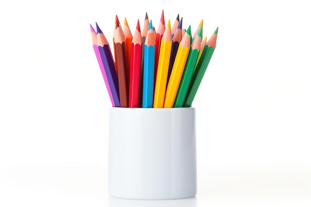 Lápiz de colores en una caja de lápices sobre un fondo blanco