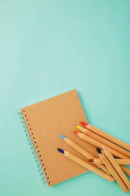 Lápiz de colores con un cuaderno en azul