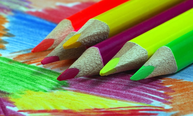 un lápiz de colores está sentado en una mesa de colores.