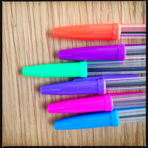 Foto lápiz de colores en una mesa de madera