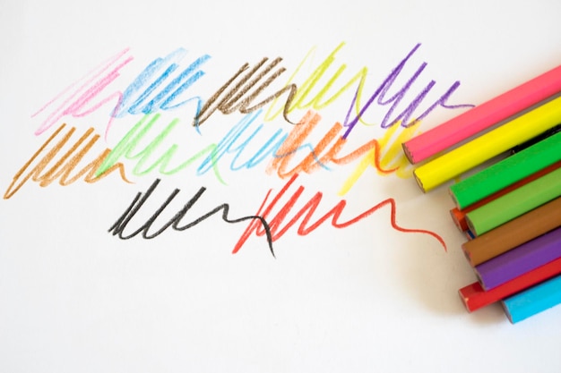Lápiz de colores por patrón en papel