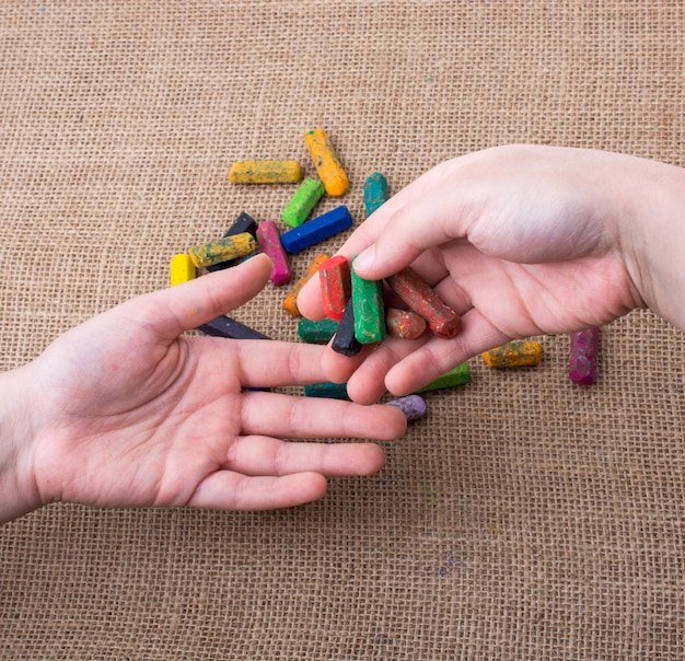 Foto lápiz de colores usado y manos de adolescentes