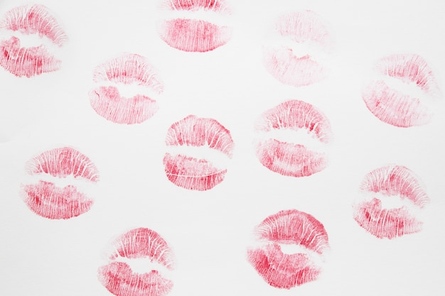 Lápiz labial besos sobre papel.