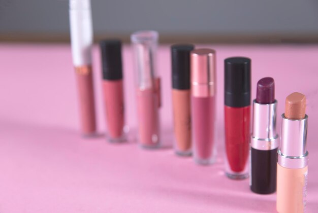 Lápiz labial de color en mesa rosa