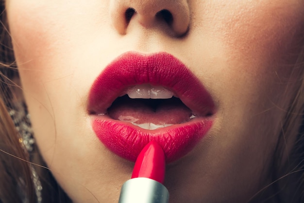 Lápiz labial y labios femeninos