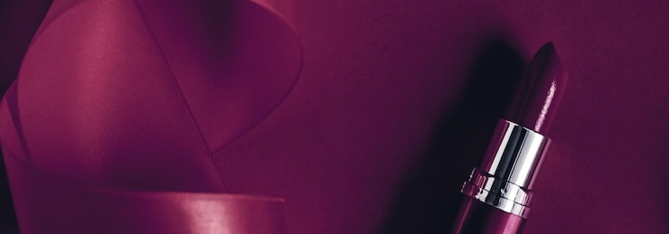 Foto lápiz labial de lujo y cinta de seda sobre maquillaje de fondo de vacaciones de ciruela y flatlay de cosméticos para el diseño de productos de marca de belleza