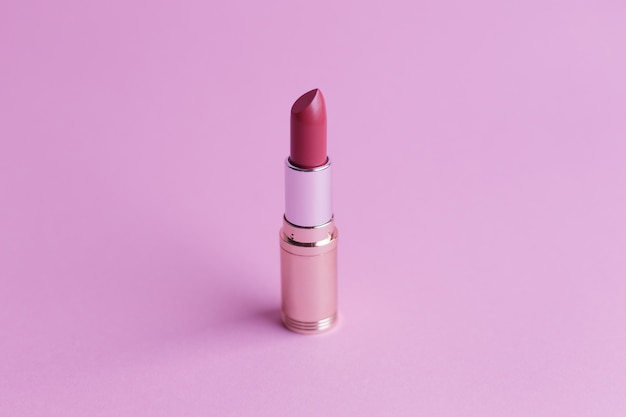 Lápiz labial de moda sobre fondo rosa