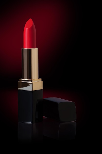 Lápiz labial rojo aislado sobre fondo negro