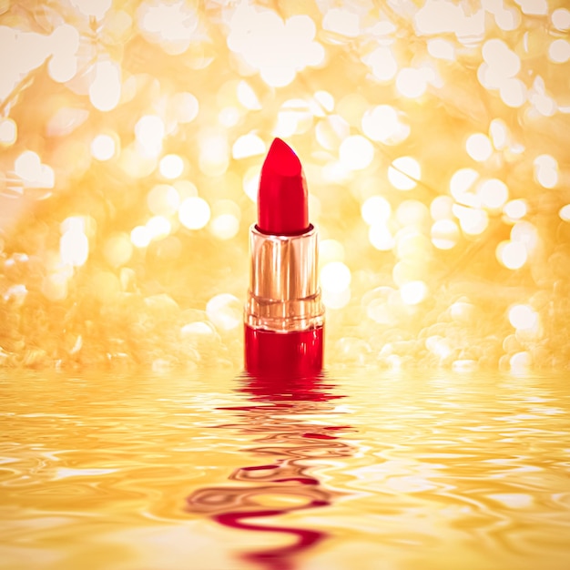 Lápiz labial rojo sobre fondo dorado maquillaje y producto cosmético