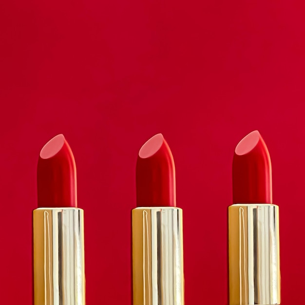 Lápiz labial rojo en tubos dorados sobre fondo de color maquillaje de lujo y cosméticos para el diseño de productos de marca de belleza