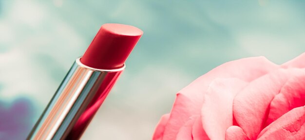 Lápiz labial rosa y flor de rosa sobre fondo líquido maquillaje de glamour a prueba de agua y producto cosmético de brillo de labios para diseño de vacaciones de marca de belleza de lujo