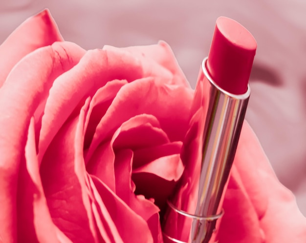 Lápiz labial rosa y flor de rosa sobre fondo líquido maquillaje de glamour a prueba de agua y producto cosmético de brillo de labios para diseño de vacaciones de marca de belleza de lujo