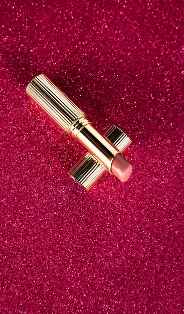 Lápiz labial en un tubo abierto de fondo rosa Producto cosmético de maquillaje de labios Vista desde arriba