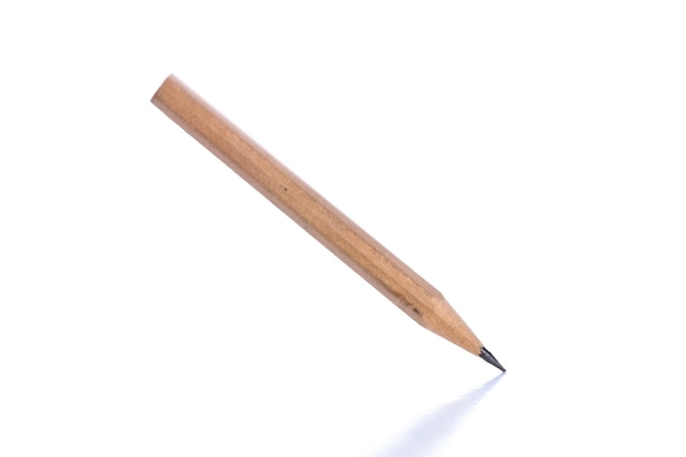 Lápiz de madera colocado en ángulo sobre una superficie blanca con una punta afilada para actividades de escritura y dibujo