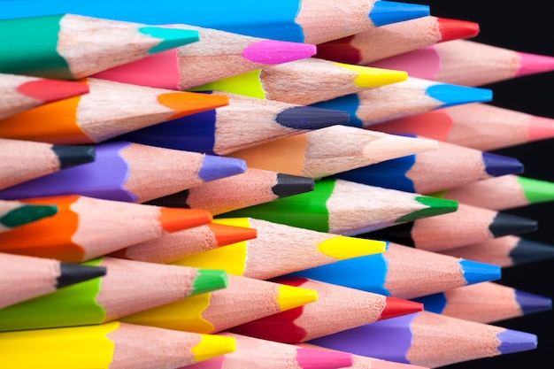 Lápiz de madera de colores ordinarios con mina suave de diferentes colores para dibujar y creatividad, primer plano de lápices después de afilar y usar, lápiz hecho de materiales naturales seguros para los niños