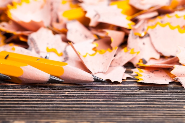 Lápiz de madera ordinario de color amarillo con mina blanda gris para dibujar y creatividad