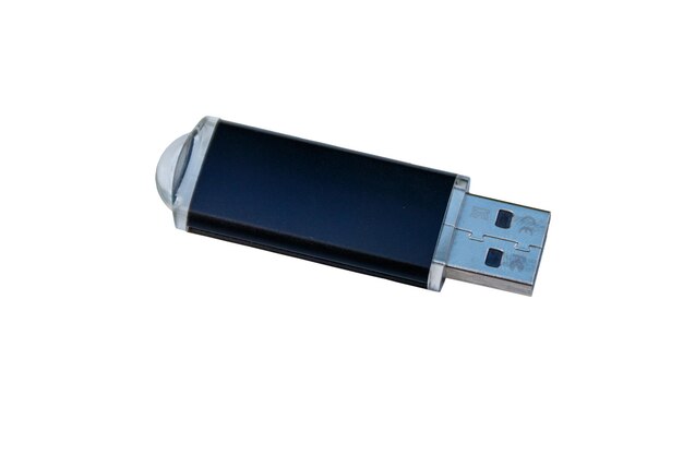 Lápiz de memoria USB o unidad flash aislado sobre fondo blanco.