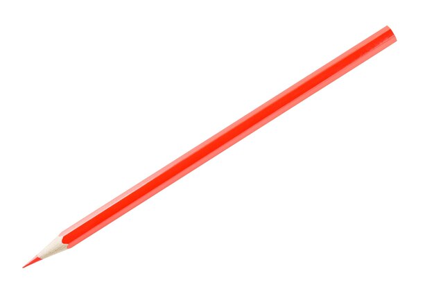 Lápiz rojo afilado aislado sobre fondo blanco con trazado de recorte