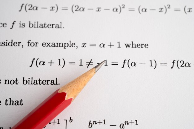 Lápiz sobre el papel de prueba de ejercicio de fórmula matemática en la escuela de educación