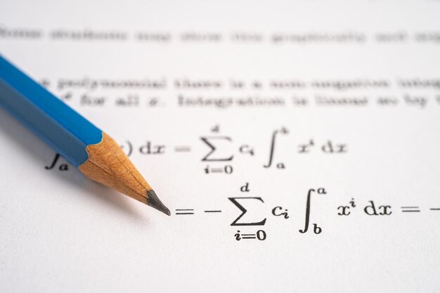 Lápiz sobre el papel de prueba de ejercicio de fórmula matemática en la escuela de educación