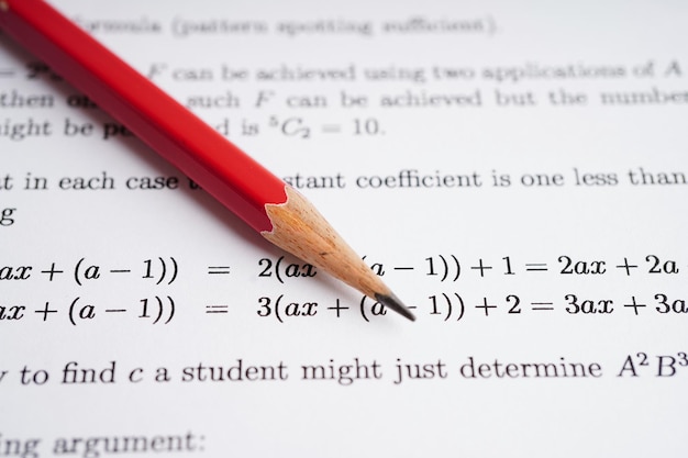 Lápiz sobre papel de prueba de ejercicio de fórmula matemática en la escuela de educación