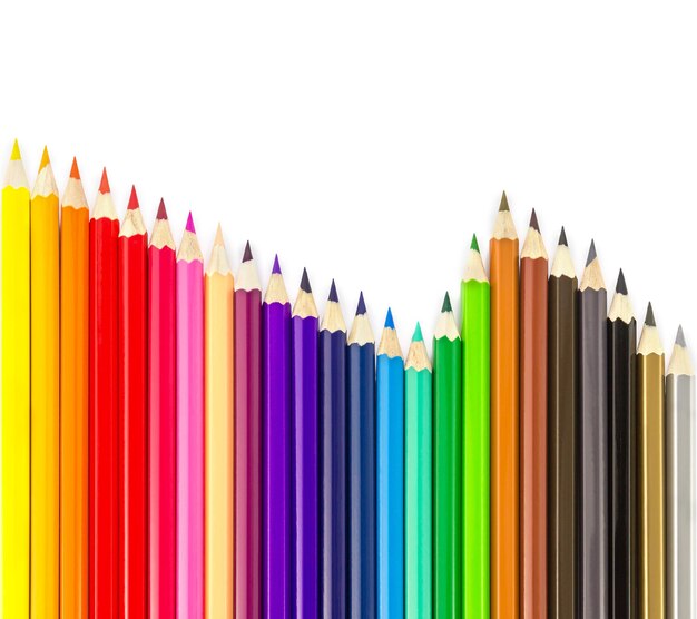 Lápiz de varios colores sobre un fondo blanco