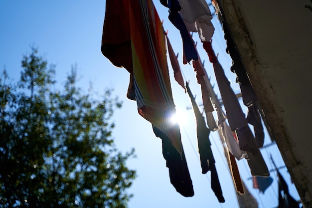 Lappen und Kleider trocknen in der Sonne und hängen auf dem Balkon