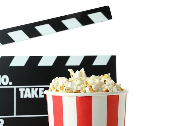 Ã Â¡lapperboard y palomitas de maíz aisladas sobre fondo blanco.