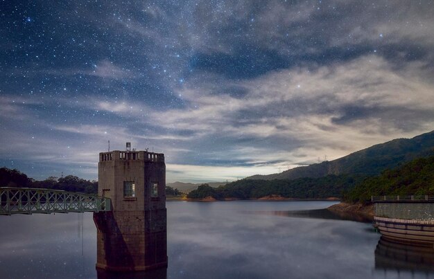 Foto lapso de tiempo de un lago con un cielo estrellado encima