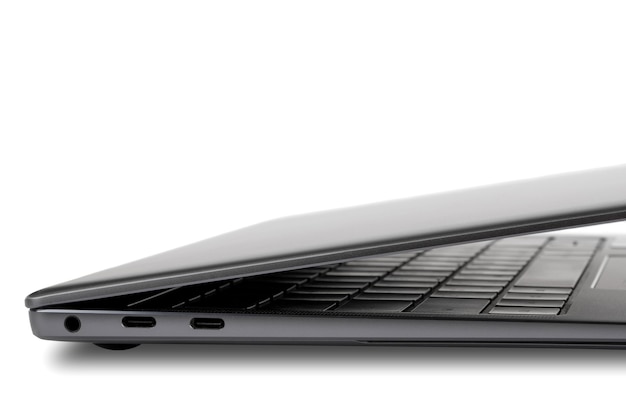 laptop aberto na cor cinza e prata isolado em um fundo branco