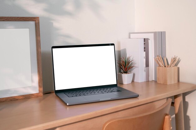 Laptop abierto con pantalla en blanco en un escritorio de madera