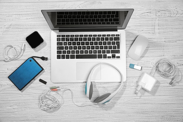 Laptop con accesorios Concepto de seguridad de energía e información