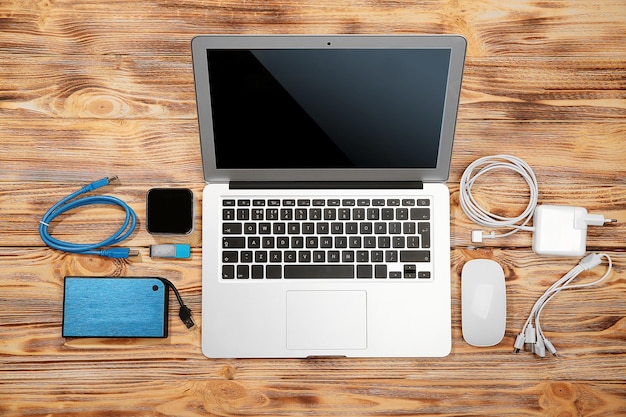 Laptop con accesorios Concepto de seguridad de energía e información