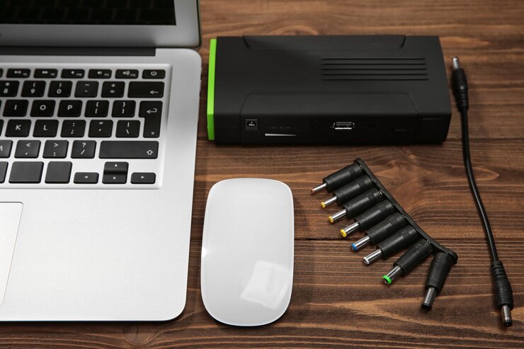 Foto laptop con accesorios concepto de seguridad de energía e información