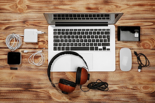 Laptop con accesorios Concepto de seguridad de energía e información