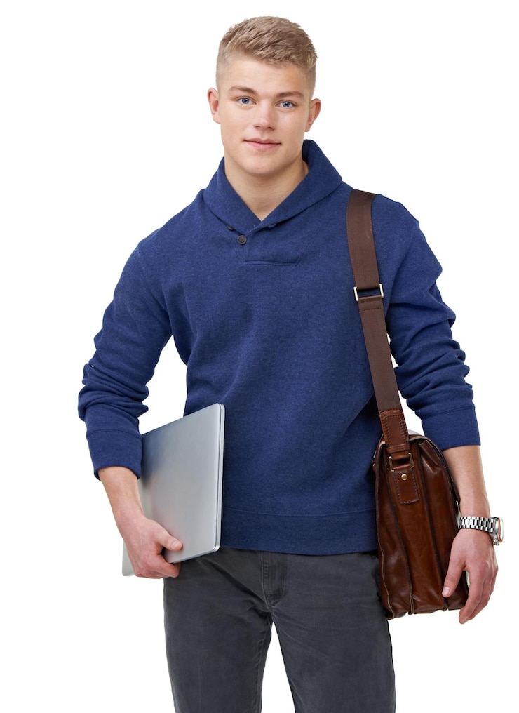 Foto laptop-aktenkoffer und porträt eines studenten in einem studio mit elegantem, stilvollem und schickem outfit computervertrauen und glückliches junges männliches modell mit cooler mode, isoliert von weißem hintergrund