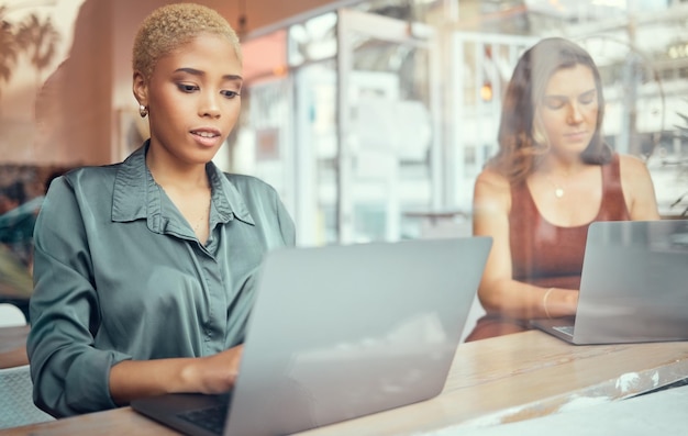 Laptop arbeiten und schwarze Geschäftsfrau im Café-Fenster für die Vernetzung, Planung und das Schreiben von E-Mails Kommunikation Internet und weibliche Arbeiter, die für Projektideen und Fernarbeit auf dem Computer tippen