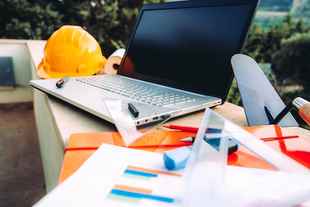 Foto laptop de un arquitecto que planea una casa