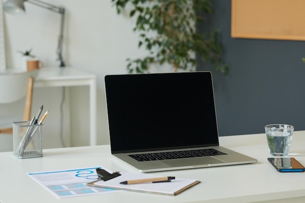 Laptop auf dem Schreibtisch im Büro