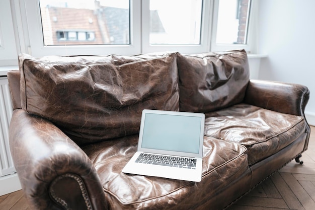 Laptop auf der Couch