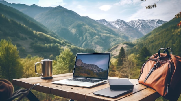 Laptop auf einem Holztisch vor dem Hintergrund der Berge
